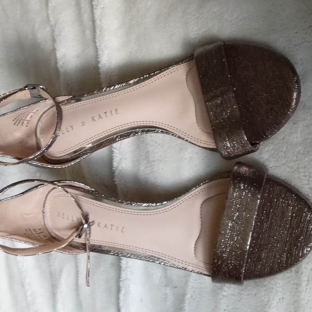 Kelly & katie - Picture 3 of 3